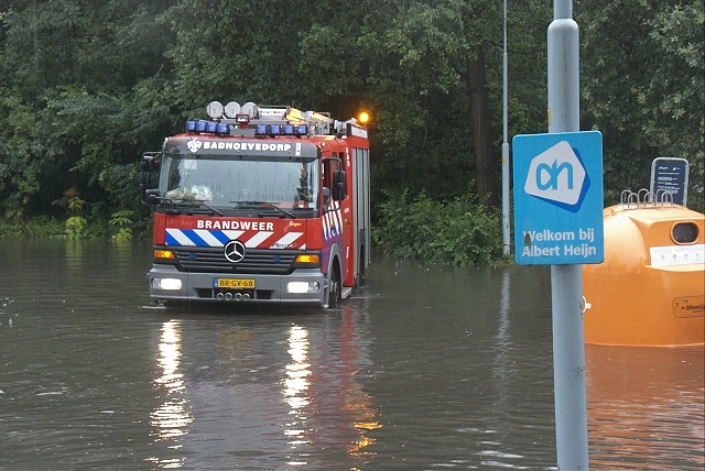 2010/221/GB 20100826d 021 Wateroverlast Albert Heijn.jpg